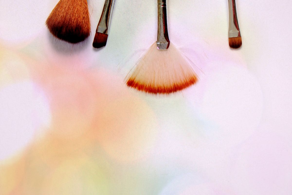 Eyeshadow palette with blending brush